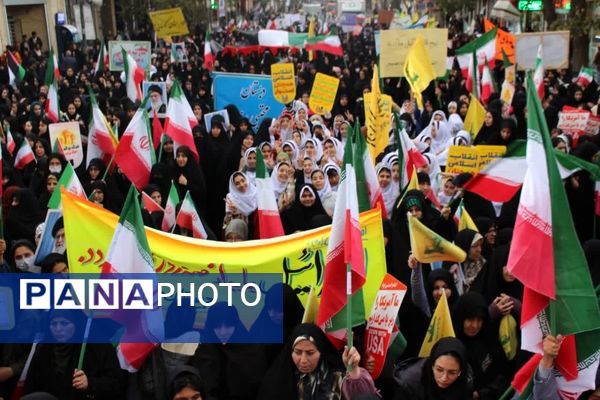 حضور دانش‌آموزان زنجانی در راهپیمایی روز ۱۳ آبان 