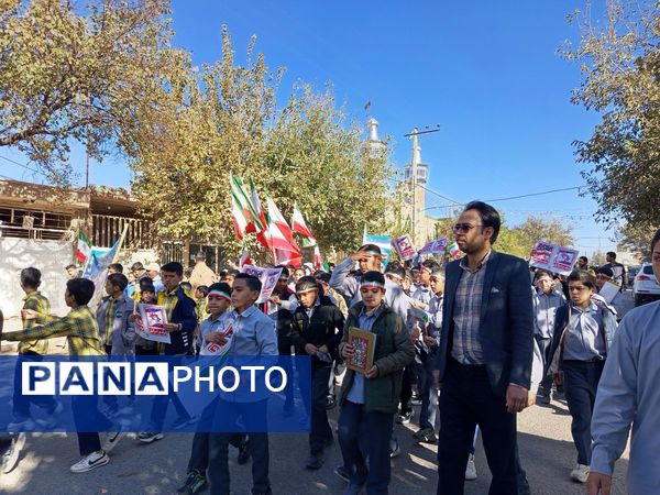 قدم‌های کوچک، ایمان‌های بزرگ؛ حضور باشکوه دانش‌آموزان دبستان برادران ابراهیمی‌نیا در ۱۳ آبان