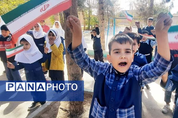 گرامیداشت روز دانش آموز در مدارس دخترانه پیشوا؛ شکوفایی مهر و علم در باران، کوثر، دیانت و مهردخت