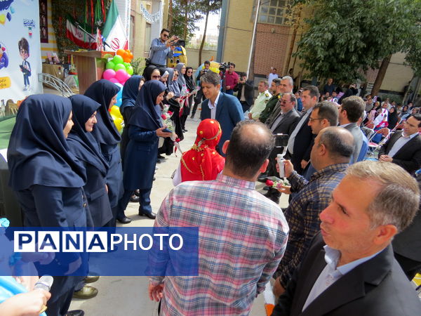 نواختن زنگ اول مهر در مدرسه شهدا فرهنگی 