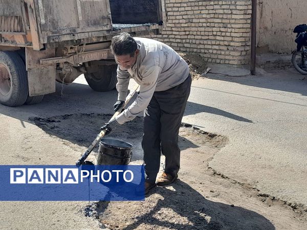 فرآیند چاله‌گیری کوچه دبیرستان مادر مهربان نقاب شهرستان خلیل آباد