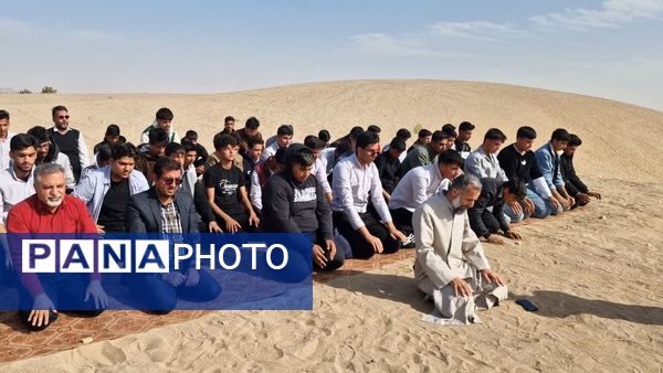 اقامه نماز باران در دل کویر توسط دانش‌آموزان هنرستان شهید رجایی زارچ
