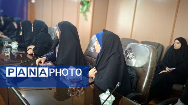 نشست بانوان ستادی با سرپرست آموزش و پرورش قائمشهر