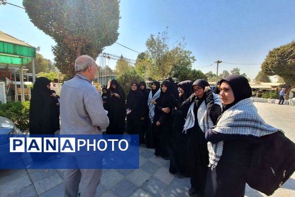 حضور دانش آموزان دبیرستان حجاب ناحیه یک شهرری در گلزار شهدا