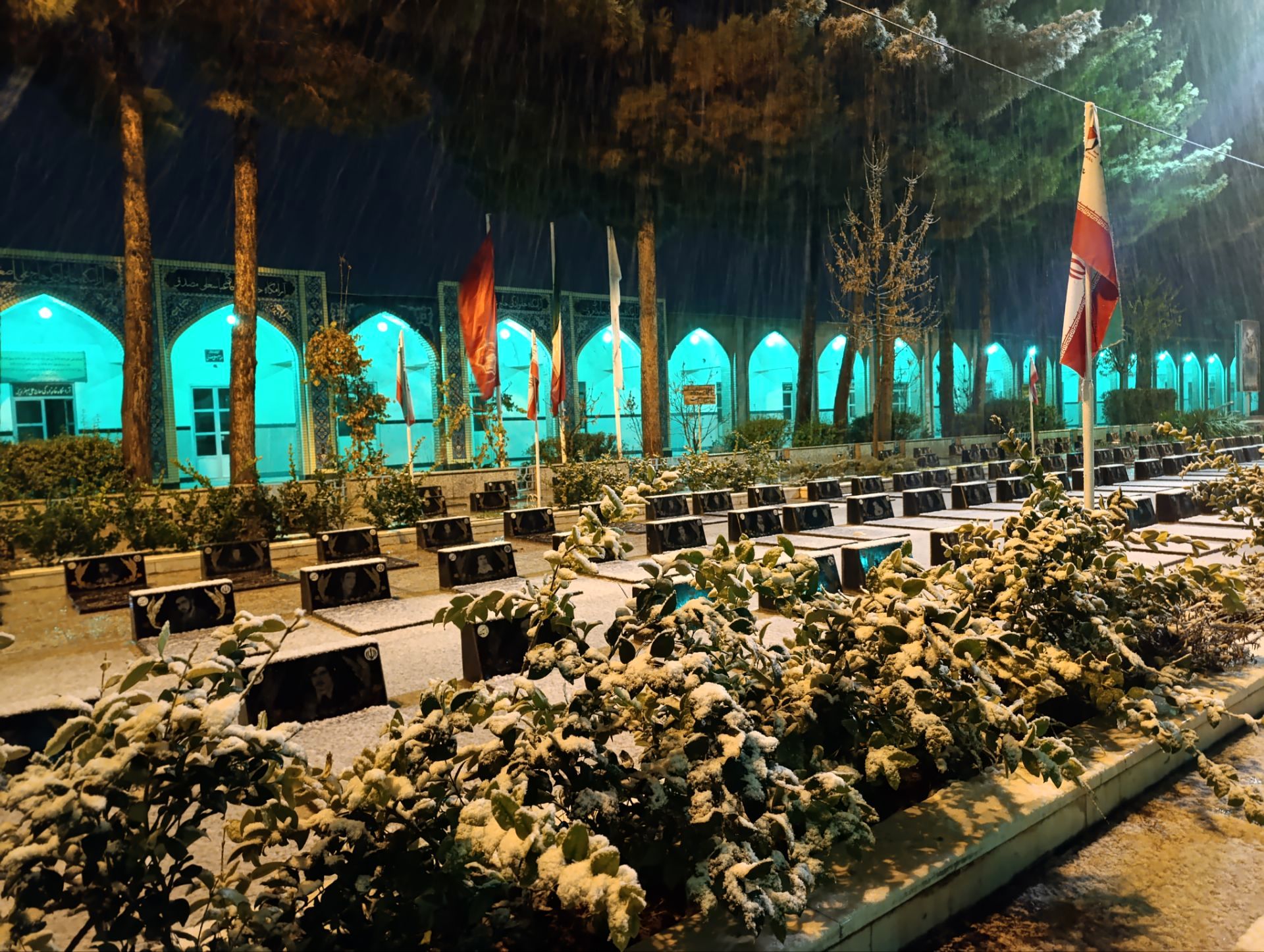 حال و هوای گلزار شهدا با بارش برف الهی