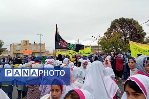 حماسه‌آفرینی دانش‌آموزان کمیجانی در راهپیمایی۱۳ آبان 