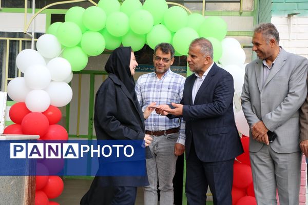 تجلیل مدیرکل آموزش و پرورش آذربایجان غربی از دانشآموز سخنران در نشست با رئیس جمهور