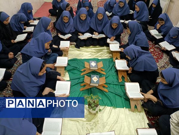 برگزاری محفل نورانی انس با قرآن در دبیرستان دکتر جواد حداد۲ ناحیه پنج