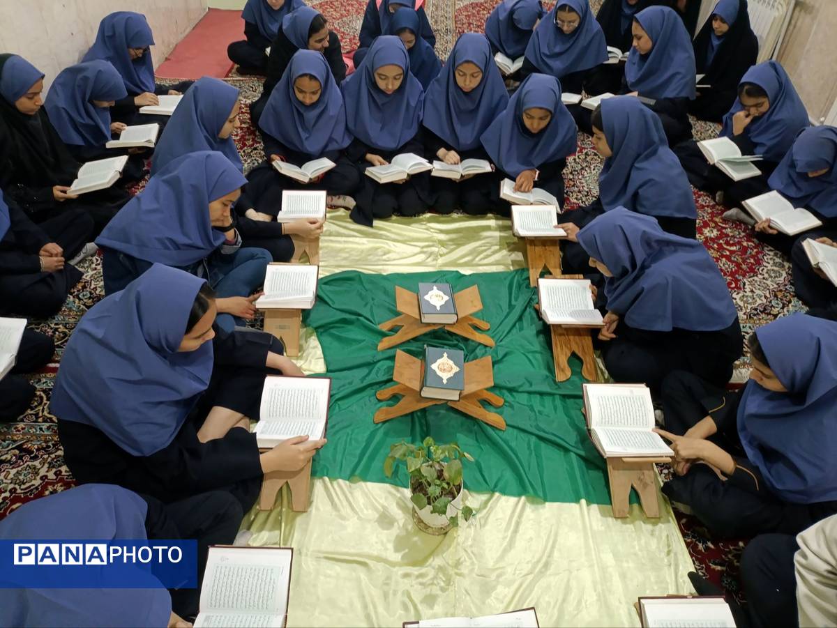 برگزاری محفل نورانی انس با قرآن در دبیرستان دکتر جواد حداد۲ ناحیه پنج