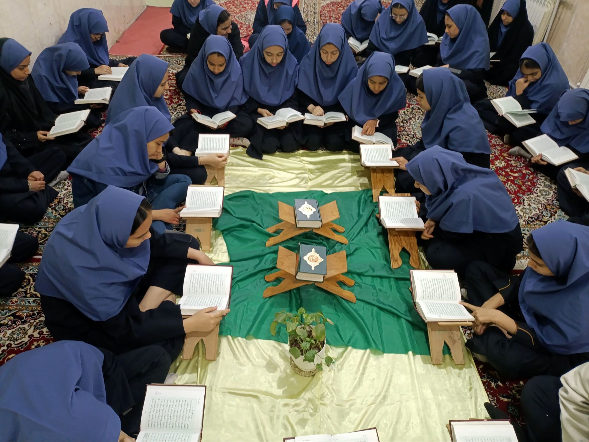 برگزاری محفل نورانی انس با قرآن در دبیرستان دکتر جواد حداد۲ ناحیه پنج