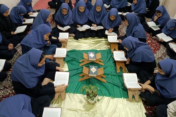 برگزاری محفل نورانی انس با قرآن در دبیرستان دکتر جواد حداد۲ ناحیه پنج