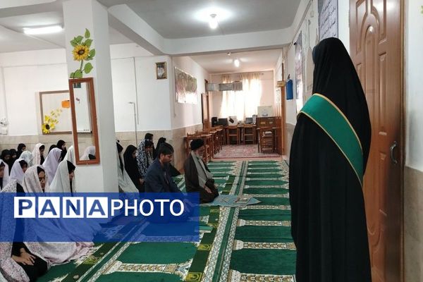اقامه نماز جماعت در دبیرستان شهید مجید دهنوی نیشابور