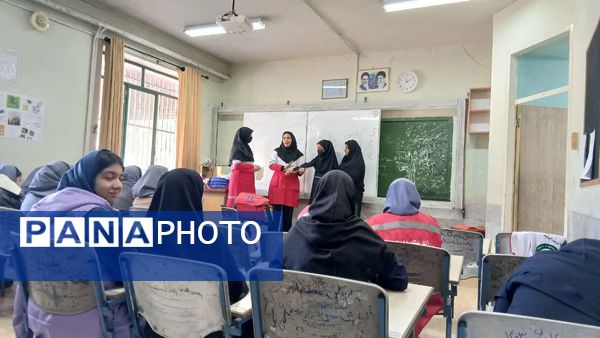 آموزش کمک‌های اولیه مانور زلزله به دانش‌آموزان دبیرستان شهید دهقان
