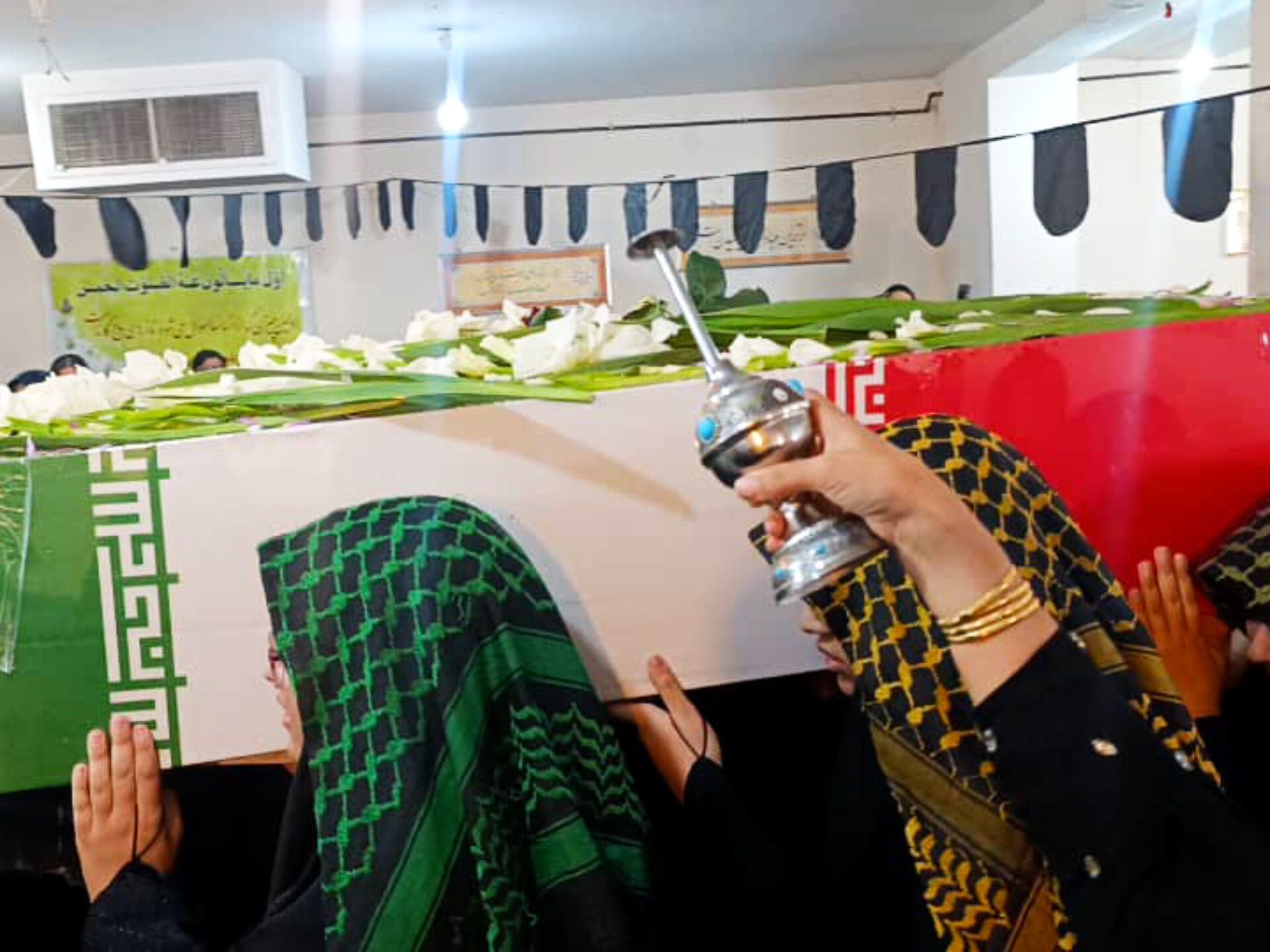 تشییع شهید گمنام در دبیرستان دخترانه شاهد قهرمان ایزدی ناحیه 3 شیراز