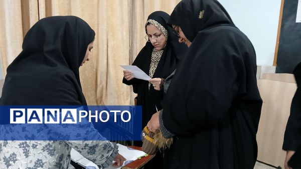 تحویل کارنامه در دبیرستان نمونه اندیشه