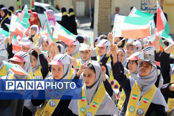 جشن عاطفه‌ها در دبیرستان ۱۳ آبان تبریز