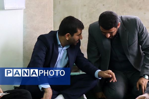 میز خدمت ویژه فرهنگیان در شهرستان پاکدشت به‌مناسبت گرامیداشت هفته معلم 