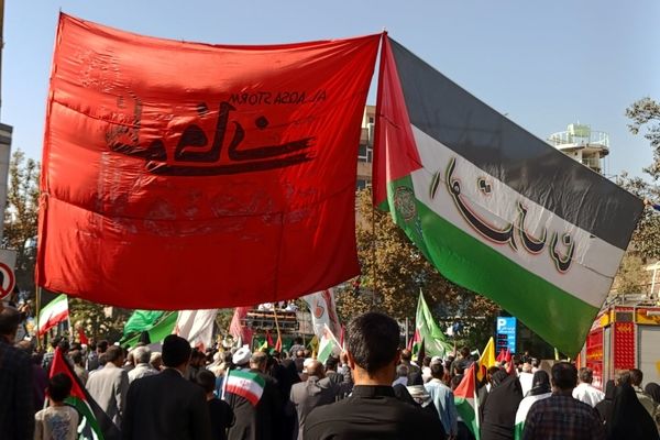 راهپیمایی پرشور دومین سالگرد طوفان الاقصی از حرم تا خیابان‌های مشهد