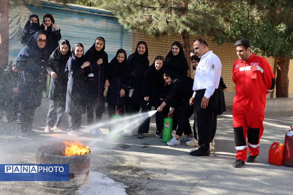 آموزش رایگان اطفای حریق برای ۹۹ دانشآموز ماهدشت کرج