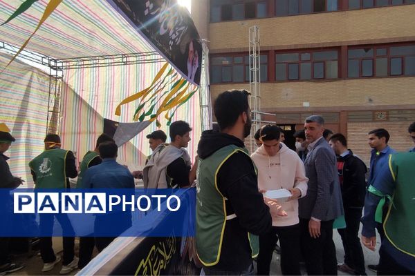 در اغنای دل‌ها هنرستان موفقیان اسلامشهر میزبان آیین فاطمیه و سفره احسان بانوی نور بود