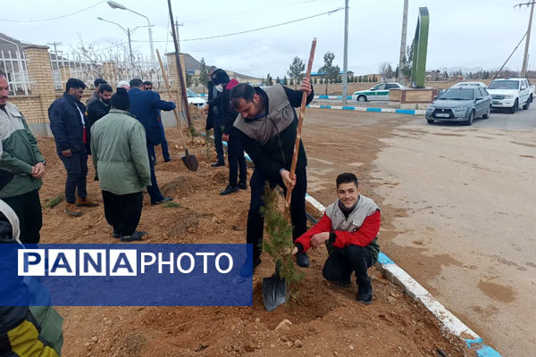 کاشت نهال در  شهر ایزدخواست به‌مناسبت هفته درختکاری