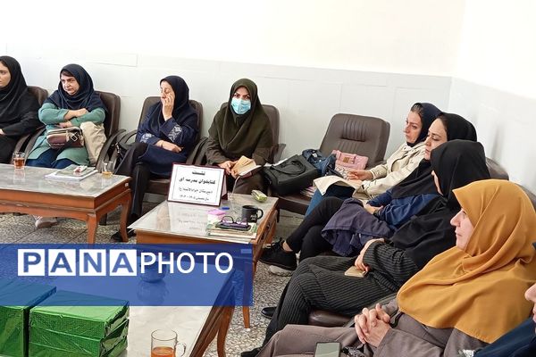نشست کتابخوان مدرسه‌ای در دبیرستان دخترانه جوادالائمه بهارستان‌دو