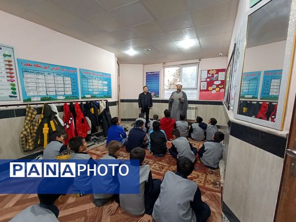 برگزاری نماز جماعت و محفل انس با قرآن در دبستان معلم 2 آشخانه 
