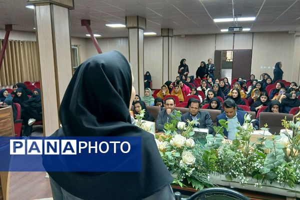 گردهمایی‌ دانش آموزی در هفته کتاب و کتابخوانی