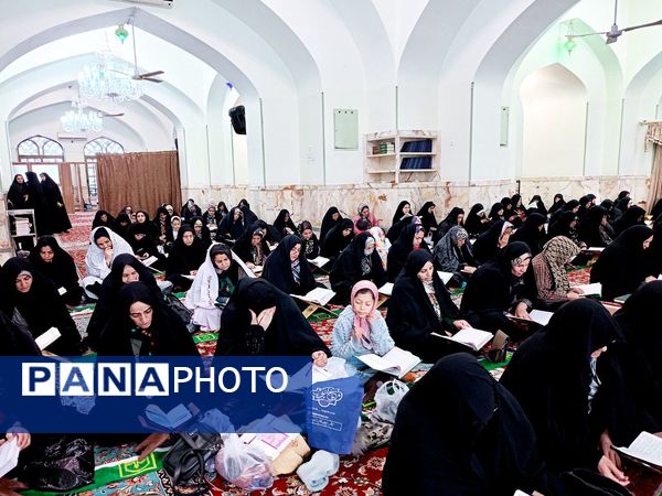 تلاوت دسته جمعی قرآن به مناسبت ماه مبارک رمضان