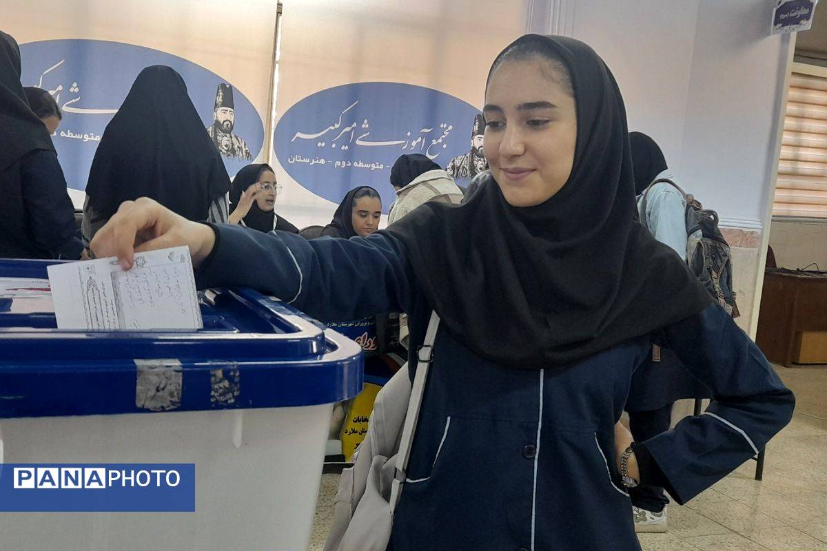 تجلی شور انتخاباتی در مدرسه امیرکبیر