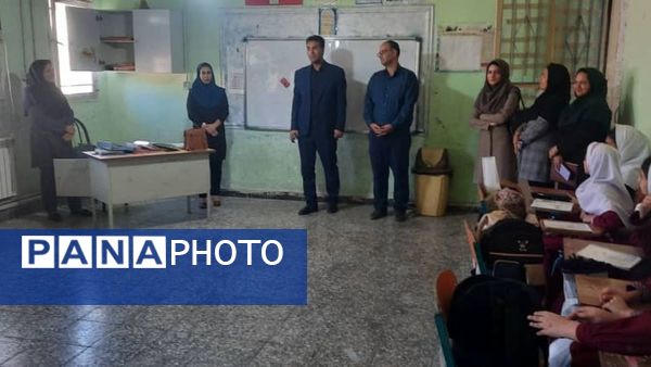 بازدید مدیر آموزش و پرورش حاجی آباد از دبستان استقلال