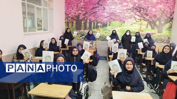 صدای ورق زدن کتاب، نوای دبیرستان شاهد تکتم در هفته کتاب