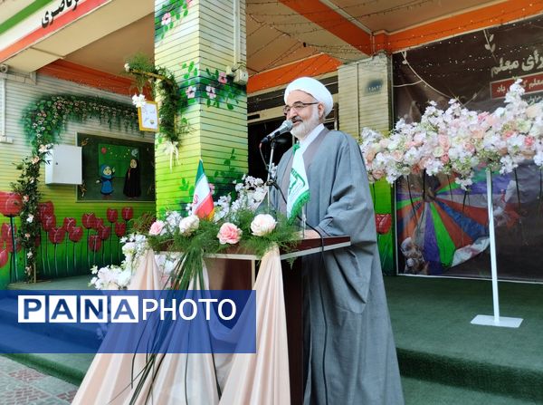 به صدا درآوردن زنگ سپاس‌ معلم در مدرسه شاهد شهید ناصری