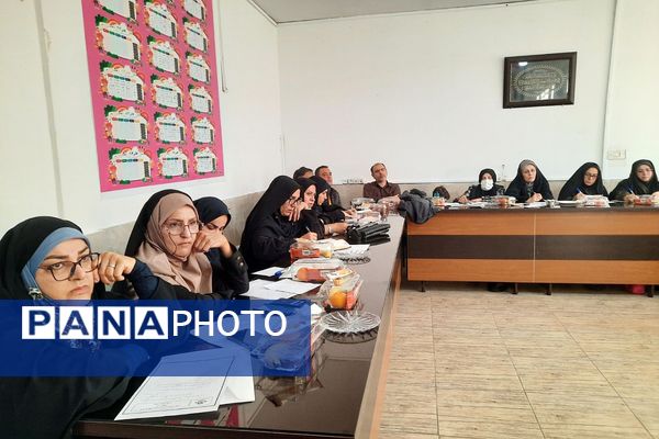 جلسه قطبی مدیران ابتدایی در دبستان شهید دکتر چمران ناحیه دو شهرری 