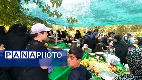 برپایی سفره‌ی احسان در محوطه بیمارستان فوق تخصصی آیت‌الله یثربی کاشان
