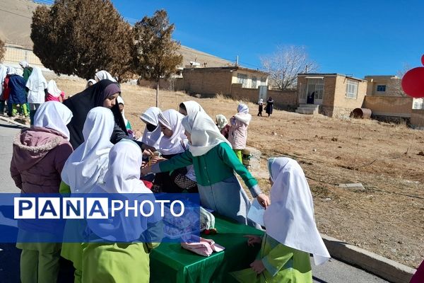 توزیع نذورات مهدوی در دبستان شکوفه‌های انقلاب