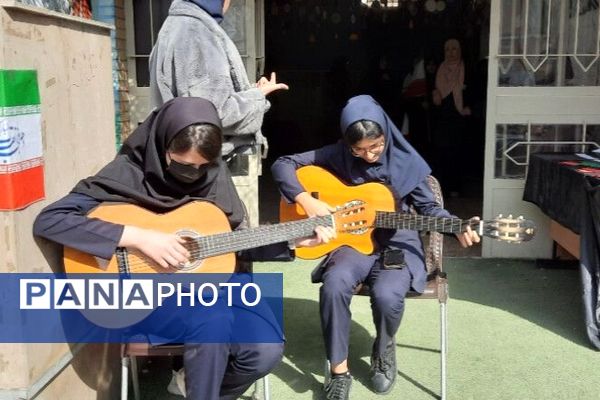 شور و نشاط دانش‌آموزان مدارس منطقه پردیس در جشن‌های دهه فجر انقلاب اسلامی 