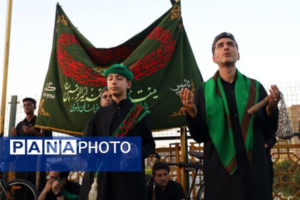 رود اشک و عشق در مسیر حرم همزمان با شکوه عزاداری هیئات‌ در خیابان‌های مشهد