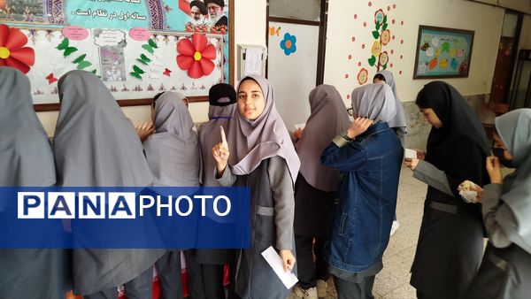 دانش‌آموزان دبیرستان گوهرشاد؛ پیشگامان مشارکت و مسئولیت‌پذیری