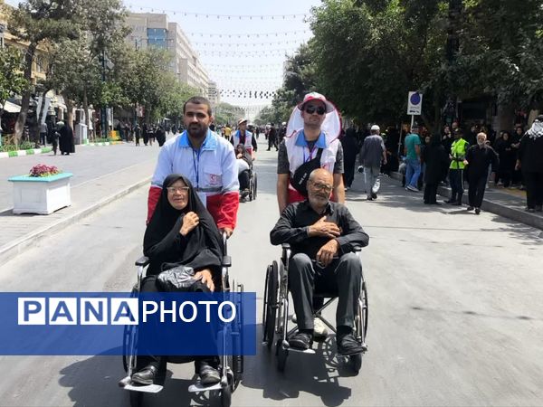 خدمت جوانان هلال‌احمر همدان به زائران رضوی در طرح ملی «قدم به قدم در مسیر بهشت»