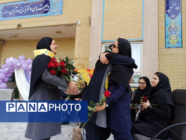 تجلیل از معلم و دختر ایرانی در بهار کرامت 