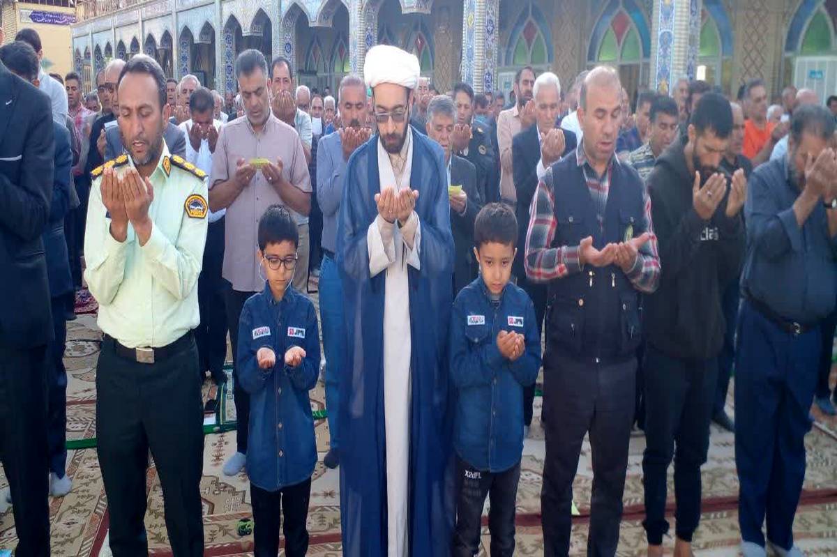 نماز عید فطر در فیروزآباد/ فیلم