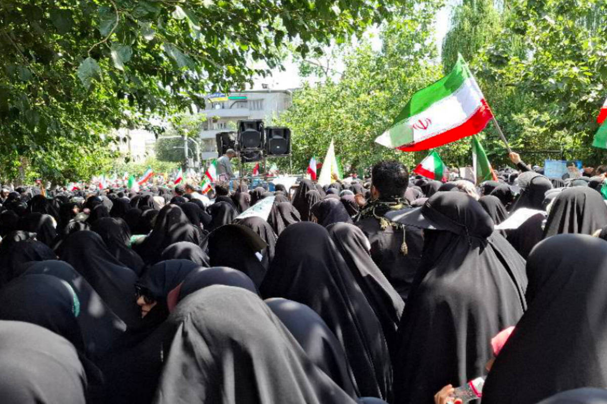 قرائت عهدنامه توسط دانشآموزان در نماز جمعه خشم و نصر