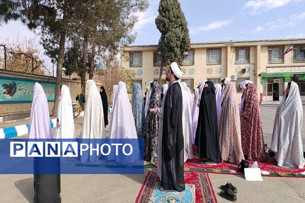 اقامه نماز باران در دبیرستان شهید مجید دهنوی نیشابور 