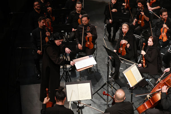 ارکستر سمفونیک تهران به رهبری «پانیذ فریوسفی»