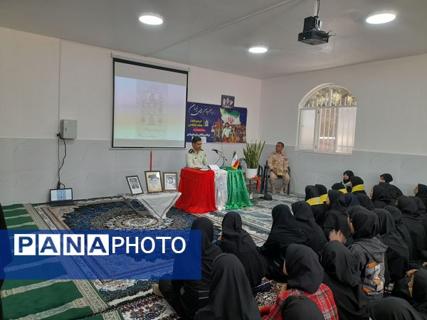 جلسه پیشگیری از آسیب‌های فضای مجازی همزمان با هفته نیروی انتظامی در آموزشگاه تکتم 