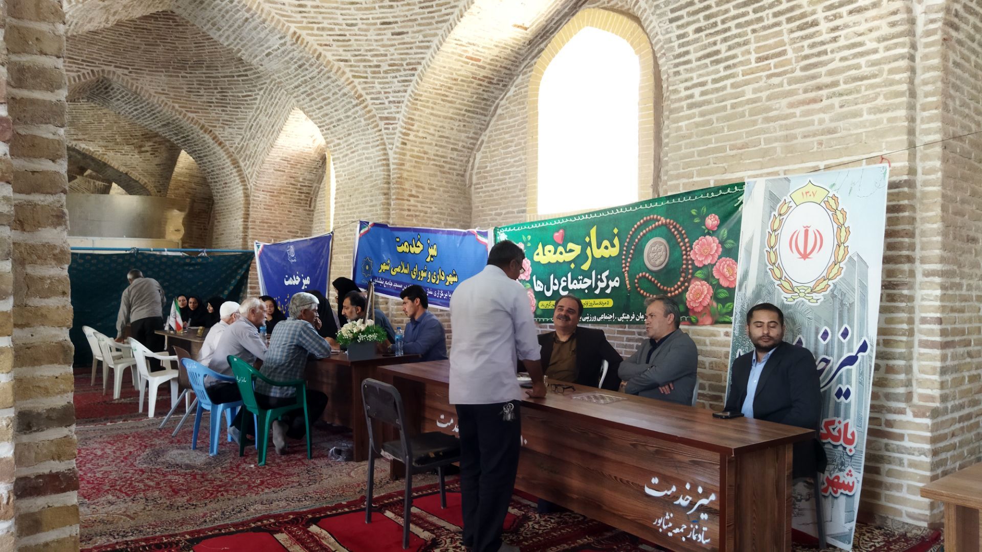 میز خدمت ادارات و بانک‌ها در نماز جمعه نیشابور