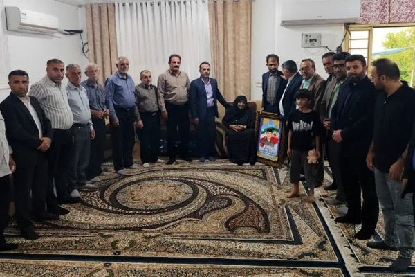 سرپرست آموزش و پرورش باغملک با مادر شهید رحمانی دیدار کرد