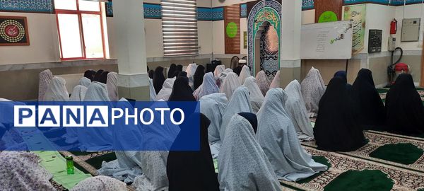 محفل نماز جماعت در دبیرستان نمونه دولتی مهشید مصلی نژاد
