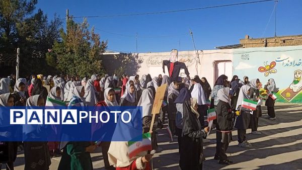 دانش‌آموزان شهید نجفی فدافن هم‌صدا با انقلاب در مراسم سیزده آبان